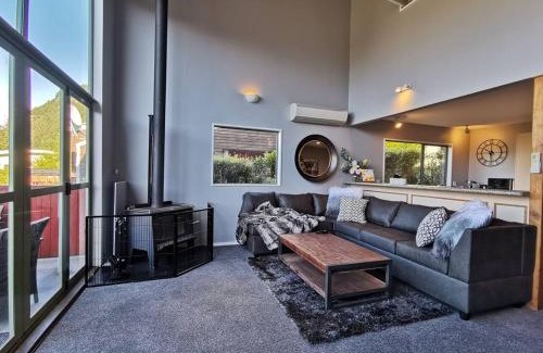 Fernhill Apartment | Mountain, lake, sun and this sensational home