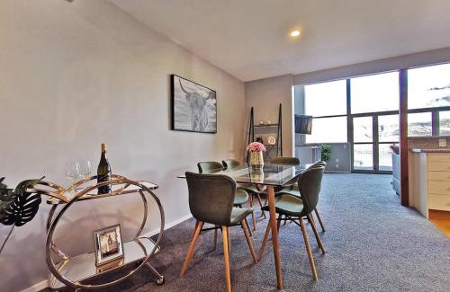 Fernhill Apartment | Mountain, lake, sun and this sensational home