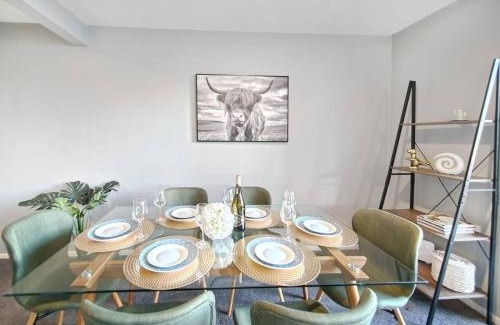 Fernhill Apartment | Mountain, lake, sun and this sensational home