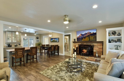 Dunsmuir House | Mountain Oaks Lodge hot tub and mountain adventure