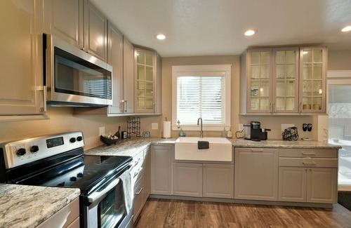 Dunsmuir House | Mountain Oaks Lodge hot tub and mountain adventure