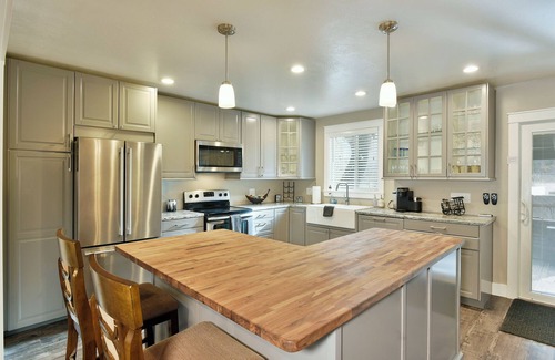 Dunsmuir House | Mountain Oaks Lodge hot tub and mountain adventure