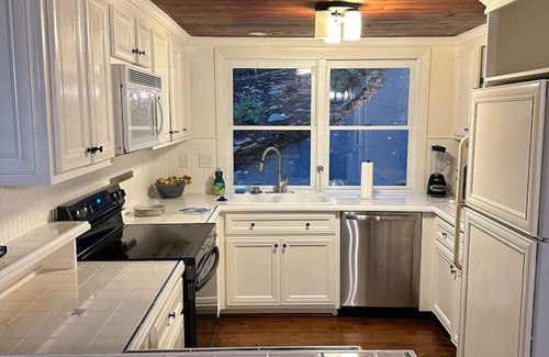 Big Canoe House | Mountain Retreat by the stream in Big Canoe