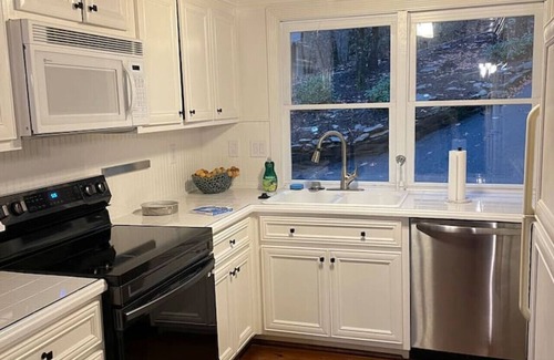 Big Canoe House | Mountain Retreat by the stream in Big Canoe