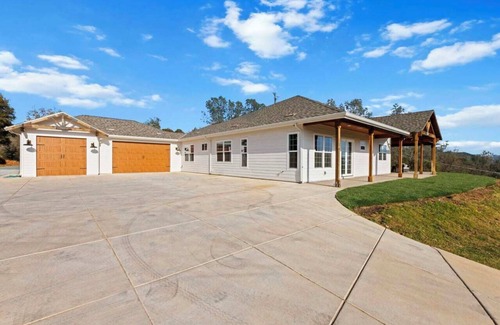 Jayhawk House | Mountain Top Room with a View in serene 10 Acre Lot Placerville