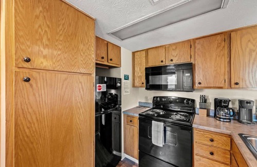 Gatlinburg - Pigeon Forge Apartment | Mountain Views Sleeps 6 Heated Pool Hot Tub