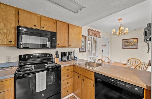Gatlinburg - Pigeon Forge Apartment | Mountain Views Sleeps 6 Heated Pool Hot Tub