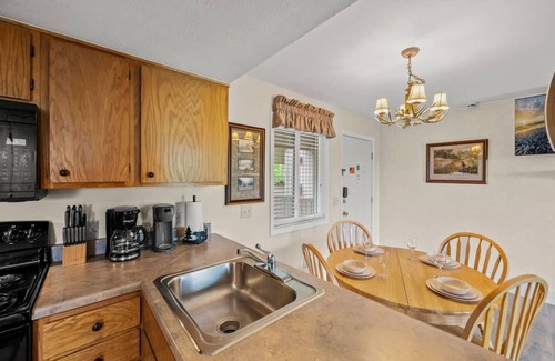 Gatlinburg - Pigeon Forge Apartment | Mountain Views Sleeps 6 Heated Pool Hot Tub