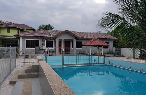 Merbau Sempak House | Mri Homestay Sg Buloh - 3 Br House (Ground Floor) with Centralised Private Pool