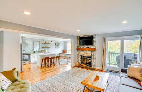 West Dover Apartment | Mtn and Foliage Views Modern Mount Snow Stay!