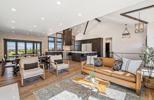 St. Charles House | Mtn Shadow Lodges w/POOL and Sports Court by BLLR