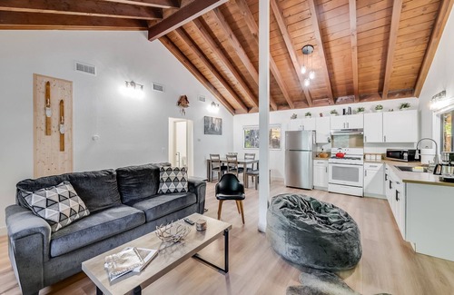 Rimforest House | Navigate Stays Modern Cabin Steps from Bars & Food