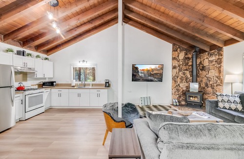 Rimforest House | Navigate Stays Modern Cabin Steps from Bars & Food