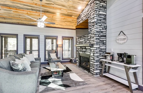 Hochatown Cabin | Near New Casino: Broken Bow Cabin w/Hot Tub