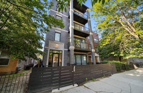 Near West Side Apartment | New 3Bed 3Bath Condo with Parking by United Center