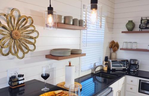 Fredericksburg Resort | New Cornhole, Pickleball, Hot Tub, Pool & Patio