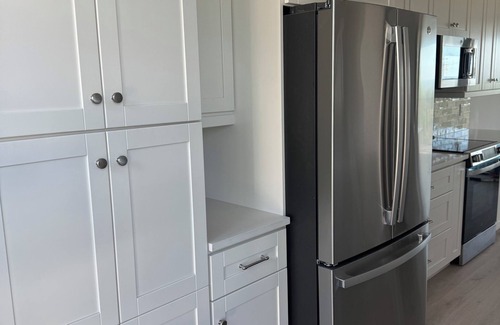 Sanibel House | New Cyprina #2 – a fully renovated luxury townhome on Sanibel’s East End. Enjoy coastal elegance, modern comfort, and breathtaking direct water views from every room in this stunning beach retreat.