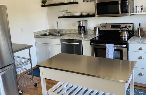 Historic Railroad District House | New Downtown 3 Bedroom Upstairs Flat with views