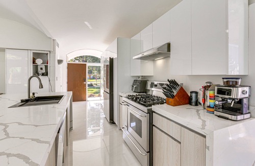 Tallahassee House | New: Luxury, unique Mid Century Modern home for games and grad weekends.