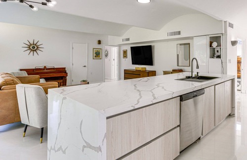 Tallahassee House | New: Luxury, unique Mid Century Modern home for games and grad weekends.