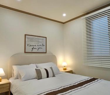 Mangwon-dong Apartment | New Open #Room3 #최대 8인숙소 #호텔침구 #망원시장1분 #홍대15분 #반려견가능