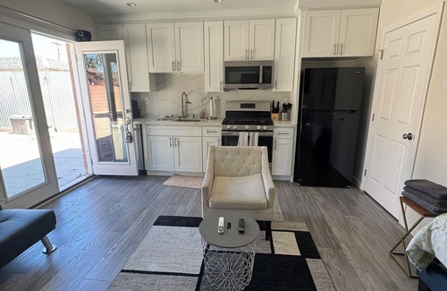 Van Nuys Apartment | New private studio house with parking space! Fully furnished & centrally located