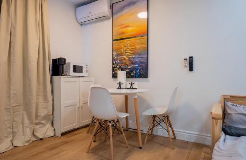Cote-Des-Neiges—Notre-Dame-De-Grace Apartment | New Renovated Studio Queen Bed Sofa Bed