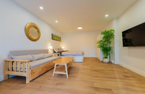 Cote-Des-Neiges—Notre-Dame-De-Grace Apartment | New Renovated Studio Queen Bed Sofa Bed