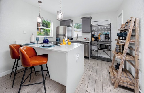 New Port Richey House | NEW Steps to Downtown 7 Mins to Beach + Parking