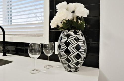 Niagara Falls Apartment | NEW Stylish 2BR Suite With Sofa Bed, 7 Mins to Niagara Falls and Sleeps 6