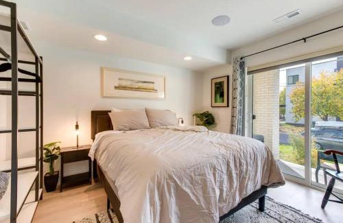 Jefferson Park Apartment | New two room apartment close to stadium and downtown on a park