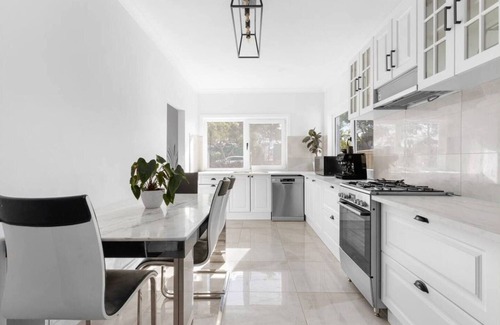 Brooklyn Bed & Breakfast | Newly Built- Master Ensuite: Close to CBD/Highpoint/Melbourne Airport (M)