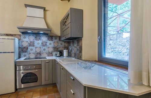 Castagneto Carducci Villa | Nice apartment in villa for 4 guests with A/C, WIFI, pool, TV and pets allowed