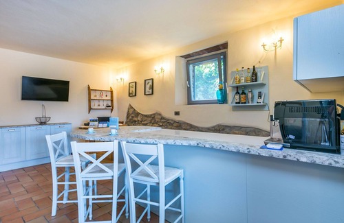 Castagneto Carducci Villa | Nice apartment in villa for 4 guests with A/C, WIFI, pool, TV and pets allowed