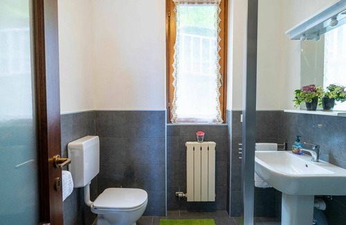 Carciano House | Nice apartment in villa for 8 guests with WIFI, TV, patio, pets allowed and parking