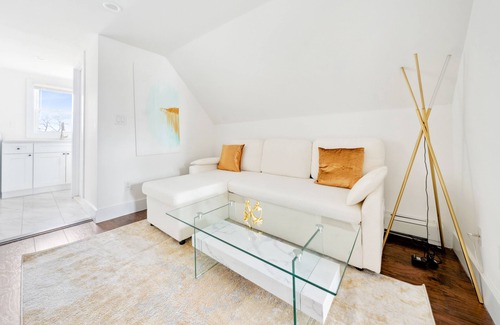 Southeast Yonkers Apartment | NY Luxury Apt Free Parking in PRIME Area