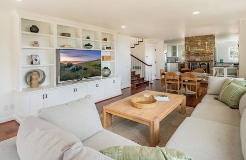 Summerland House | Ocean Breeze Abode & Bungalow - Spacious Seaside Living