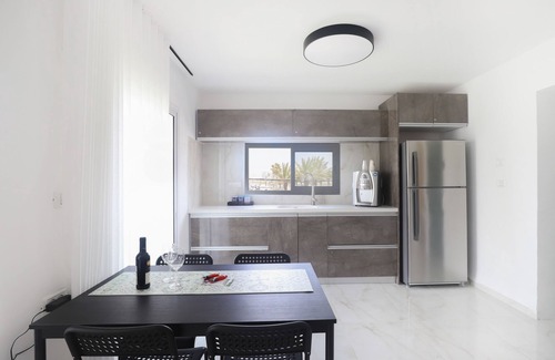 Haifa Apartment | Oceanfront Beach House W Jacuzzi ג׳קוזי על הים