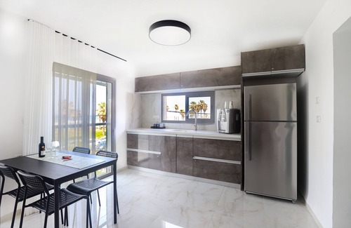 Haifa Apartment | Oceanfront Beach House W Jacuzzi ג׳קוזי על הים