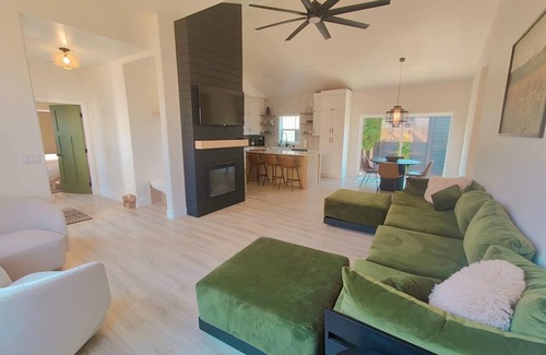 Southern Crossing House | Old Mill Hideaway - Fantastic 3-bedroom house with Hot Tub, King Bed, AC in Bend