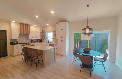 Southern Crossing House | Old Mill Hideaway - Fantastic 3-bedroom house with Hot Tub, King Bed, AC in Bend