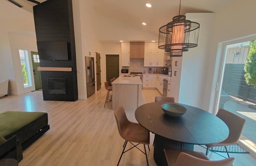 Southern Crossing House | Old Mill Hideaway - Fantastic 3-bedroom house with Hot Tub, King Bed, AC in Bend