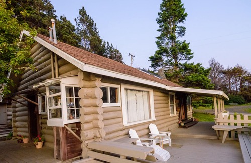 Little River House | Old-timey comfortable log cabin overlooks Buckhorn Cove