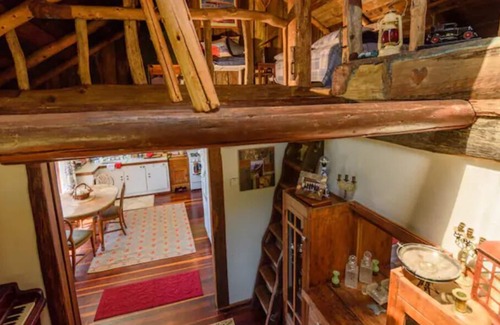 Little River House | Old-timey comfortable log cabin overlooks Buckhorn Cove