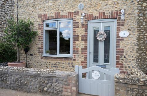 Docking House | Olive Quay Cottage - Rustic elegance, big country garden Norfolk coast