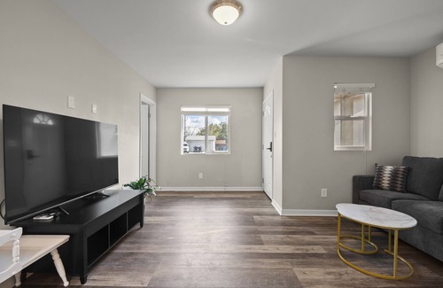 Glendora House | One Bedroom With Living Room Downtown Glendora