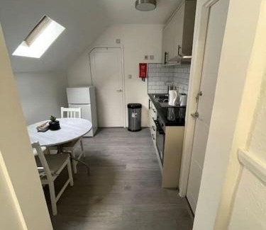 Broad Green Apartment | Opal - Executive London Flat