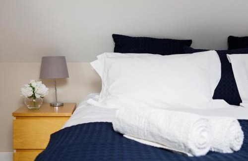 Sidlesham House | " Orchard Croft Lodge ", DOG FRIENDLY, Ideal for Goodwood Events, 5 Minutes from Southend Barns, 9 Minutes From Sandy West Wittering Beach, 2 Bathrooms, Can Sleep 8 On Request, Free Wi-Fi & Sky Sports, Quiet Location, Zip & Link beds offering versatility