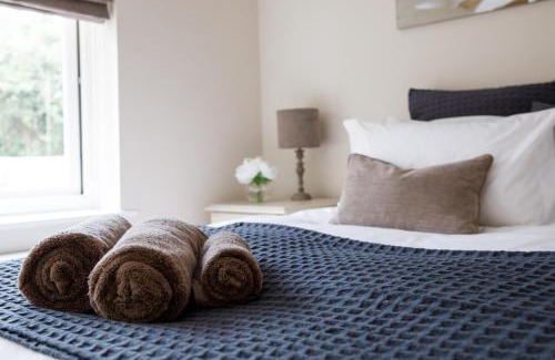 Sidlesham House | " Orchard Croft Lodge ", DOG FRIENDLY, Ideal for Goodwood Events, 5 Minutes from Southend Barns, 9 Minutes From Sandy West Wittering Beach, 2 Bathrooms, Can Sleep 8 On Request, Free Wi-Fi & Sky Sports, Quiet Location, Zip & Link beds offering versatility
