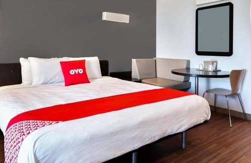 Valdosta Hotel | Outdoor Pool Stay Near Austins + Pets Welcome & Free Parking